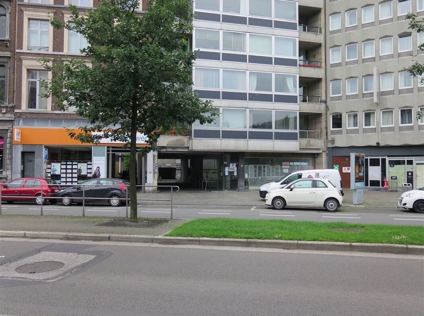 Grand box de garage deux voitures (n°25) idéalement situé sur le Boulevard de la Sauvenière 110 au sous-sol d&#039;un complexe proche du centre-ville. Occa