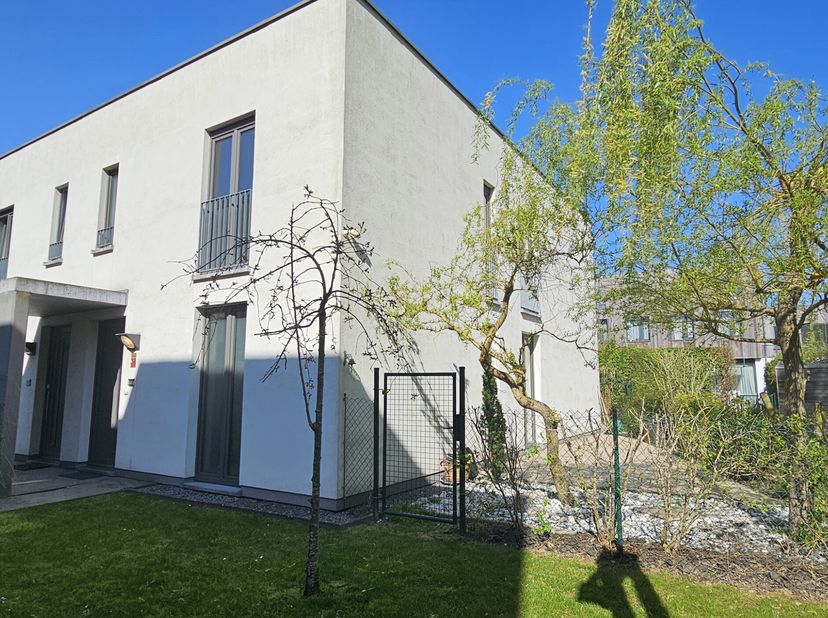 Uccle  Domaine privé &quot;KingsGarden&quot; Située Rue des Trois Rois, à la limite de Drogenbos, cette superbe maison 3 façades au sein dun ensemble contempora