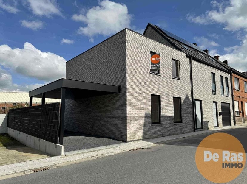 LEDE - Deze prachtige nieuwbouwwoning in moderne, hedendaagse stijl zal u in al zijn opzichten kunnen bekoren. Deze woning die werd gezet met kwalitat