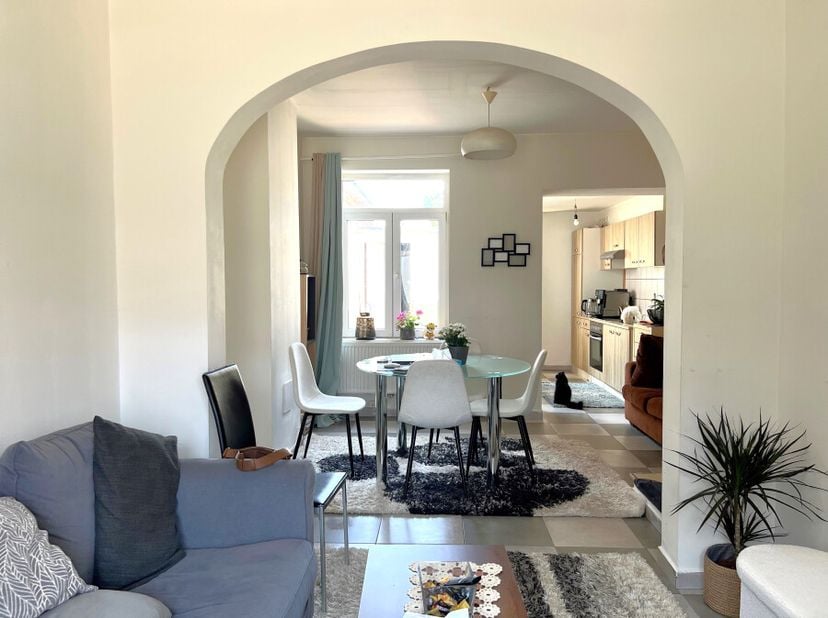 Woning bestaande uit een inkomhal met gastentoilet, een gezellige living, een keuken, wasberging, koer en buitenberging. De eerste verdieping biedt ee