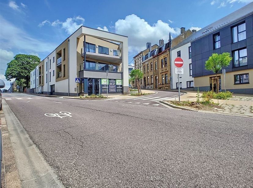 W Immobilière vous propose à Arlon, à deux pas du centre et de la gare, un splendide appartement neuf  contemporain de 94 m². Ce bien se compose comme