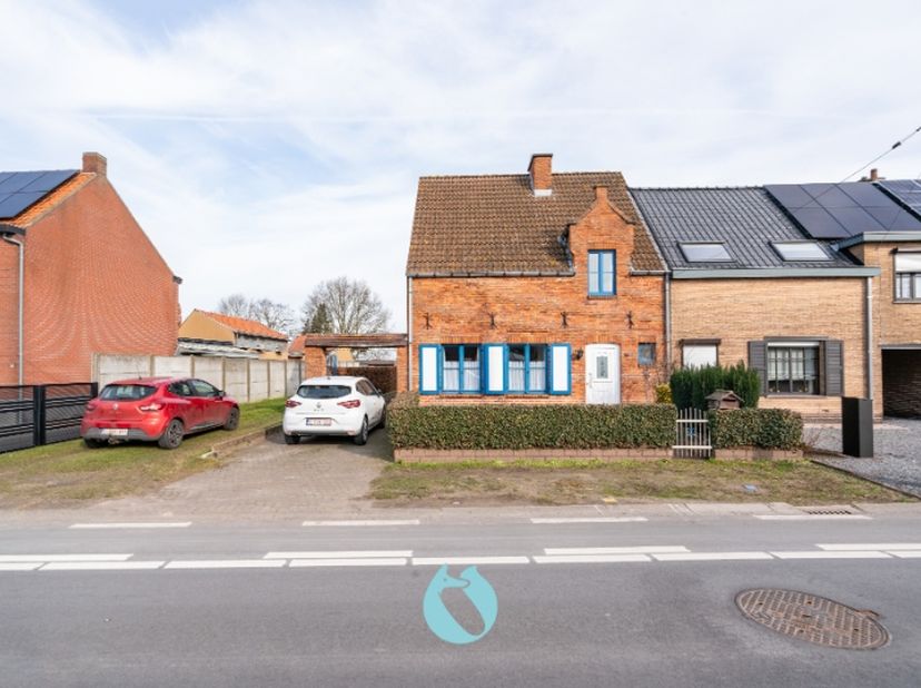 Deze gezinswoning bevindt zich op een perceel van 750 m² met een goede ligging ten opzichte van het centrum, scholen, openbaar vervoer, winkels en een