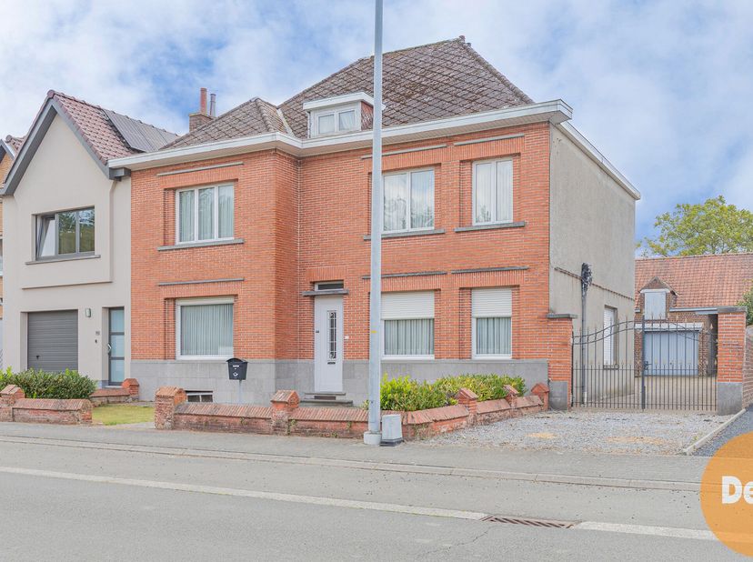 BURST - Deze te renoveren woning met bijgebouwen biedt u heel wat mogelijkheden. Alle voorzieningen zoals supermarkten, scholen, winkels, openbaar ver