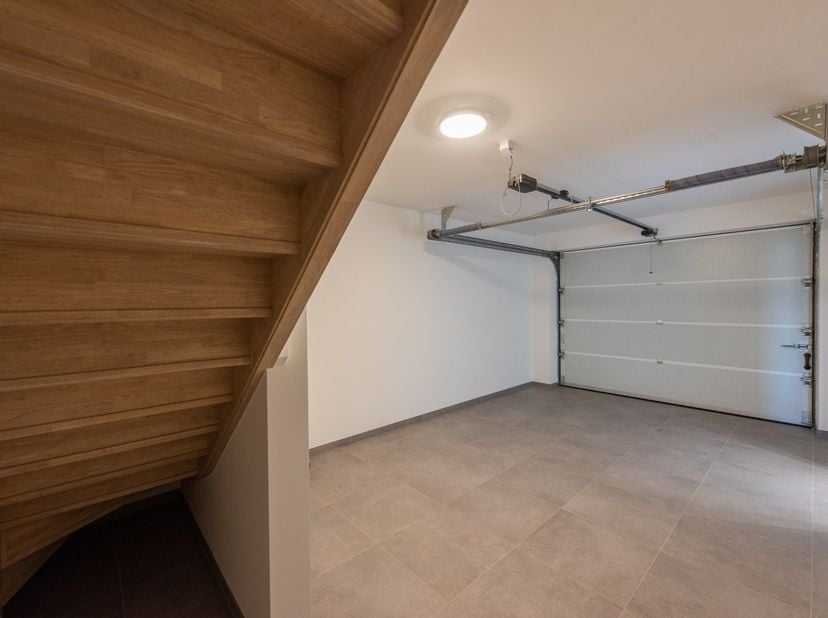 In het hart van Kortessem, op Binnenhof 16, vind je deze gloednieuwe en stijlvolle gesloten bebouwing. Deze woning, opgeleverd in 2023, maakt deel uit