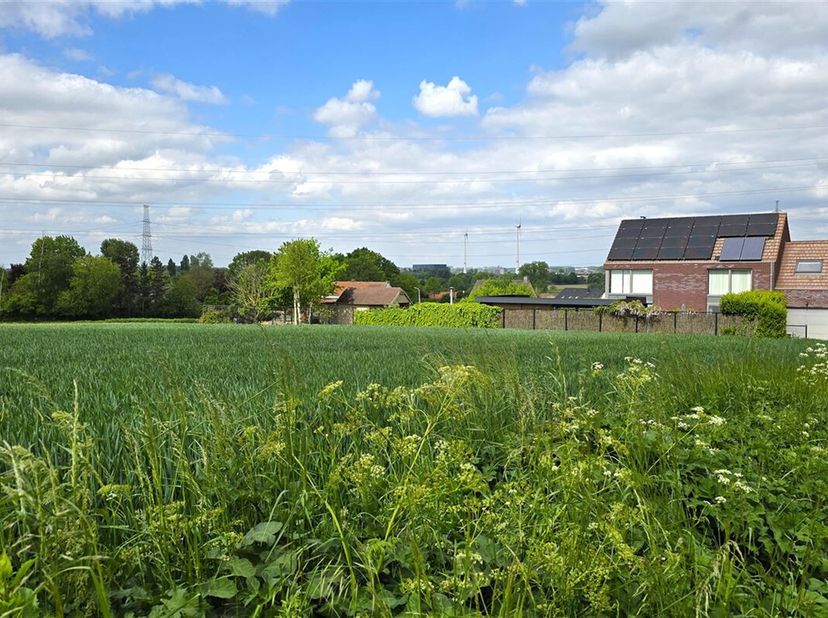 In het prachtige Mont-de-l&#039;Enclus, op de flanken van het gekende Kluisbos, aan de Waalse zijde, krijg je de kans te bouwen op een ruim, recht perceel