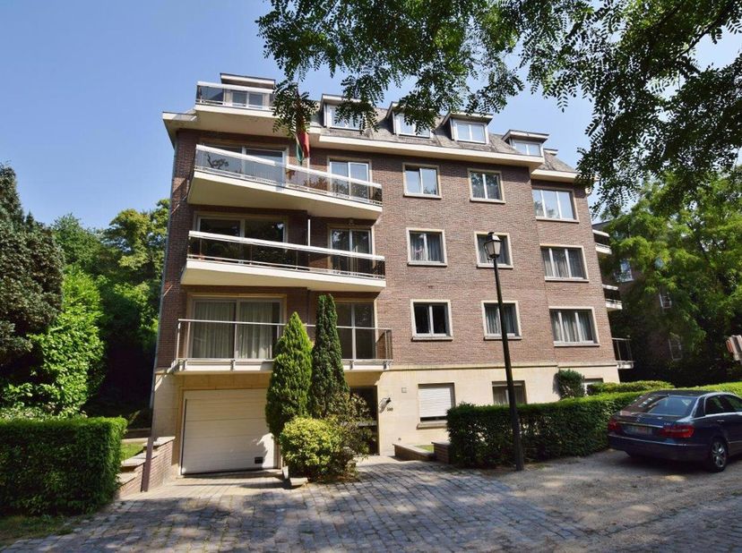 Appartement  3 kamers met een oppervlakte van 125 m² gelegen in de prestigieuze Chemin de Ronde, tegenover de Mellaertsvijvers en langs de Tervurenlaa