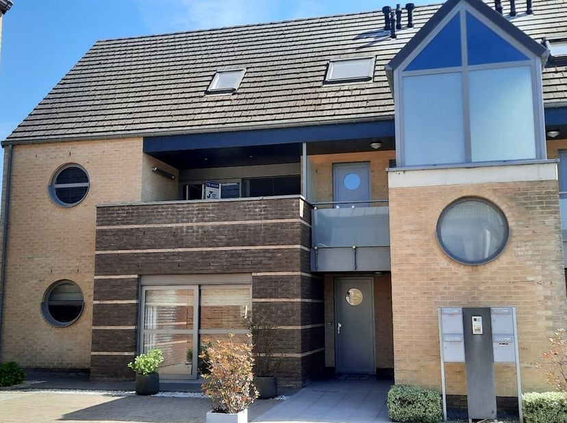 Een verzorgd duplex appartement gelegen op de 1ste en 2de verdieping in een aangename woonomgeving, op wandelafstand van de dorpskern.&lt;br /&gt;
Warme bak