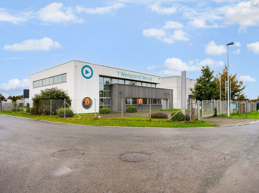 Handelspand met magazijnen, kantoor- en landschapsruimtes te huur in Wervik!&lt;br /&gt;
Voorgesteld pand heeft een ruim aan aanbod voor verschillende activ