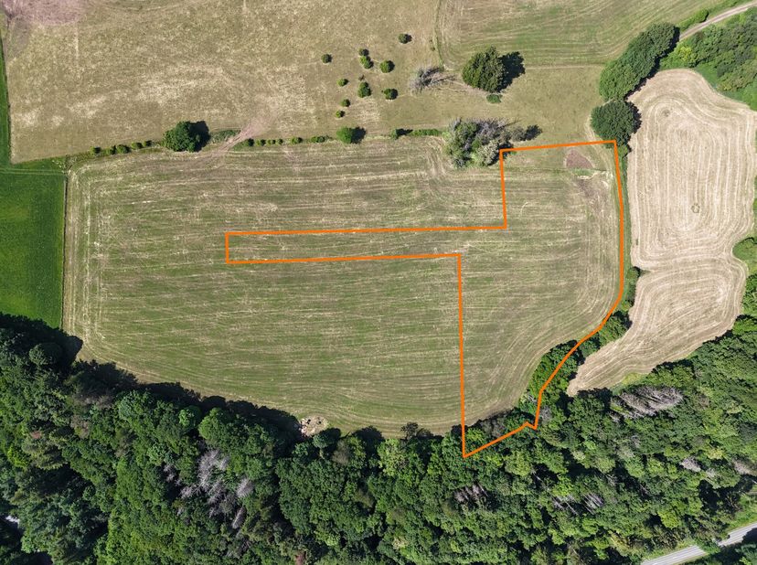 SUPERFICIE : ±12413m²&lt;br /&gt;
 Largeur façade : ± 200m&lt;br /&gt;
Profondeur max : ± 154m&lt;br /&gt;
Zone : agricole&lt;br /&gt;
Orientation : Sud&lt;br /&gt;
Plan cadastral