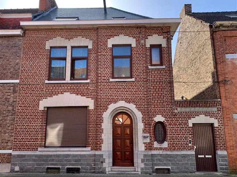 Rue Florimond Lemoine 3/B2 à Jemappes. Situé au 2ème étage de l&#039;immeuble, agréable studio de 50m² comprenant un hall avec coin vestiaire, un séjour av
