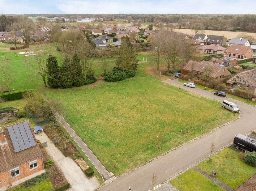 Deze mooie bouwgrond (817m2) is gelegen in het groene Pulle (Zandhoven), in een doodlopende straat.&lt;br /&gt;
De bouwvoorschriften voorzien in de oprichti