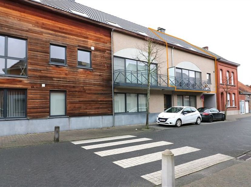 Uniek appartement gelegen op eerste verdieping in hartje Zichem, op wandelafstand van het station. De leefruimte heeft hier een atypische indeling waa