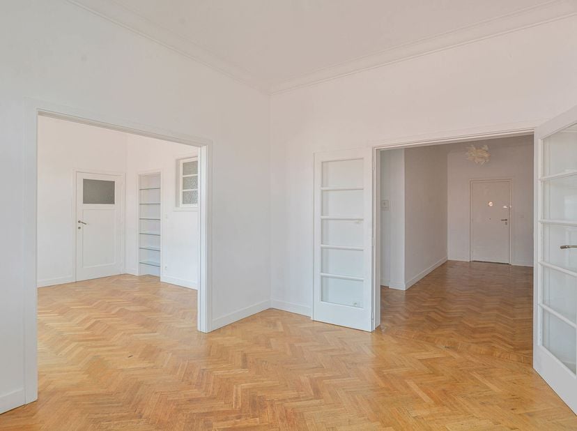 Maxime Real Estate presenteert een charmant appartement in hartje Elsene.&lt;br /&gt;
De locatie biedt een rustige woonomgeving, maar toch dicht bij alle fa