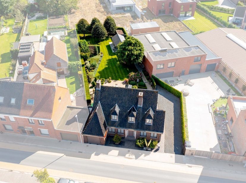 Ontdek deze PRACHTIGE VILLA in uitstekende staat, gelegen in het hart van Egem (Pittem), aan de Paardestraat 43. Gevestigd op een indrukwekkend percee