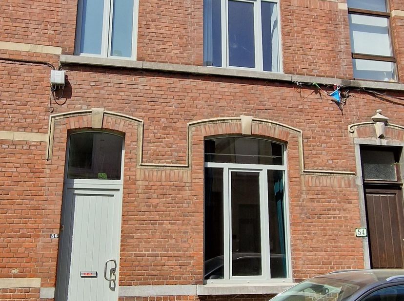 Karaktervolle, gerenoveerde HERENWONING in een rustige eenrichtingsstraat aan de rand van het centrum, parallel gelegen met de ring van Leuven, met mo