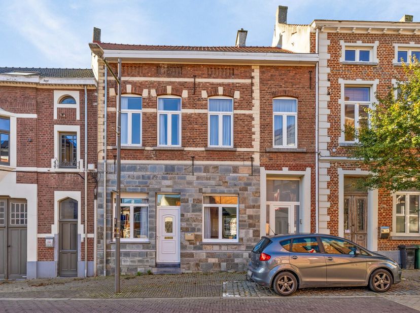 Cette maison mitoyenne spacieuse comprend au rez-de-chaussée un hall d&#039;entrée, un salon avec salle à manger attenante, une cuisine ouverte équipée ave