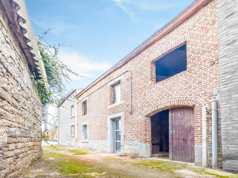 Découvrez cette maison à rénover située à Eprave, un cadre calme et recherché de Rochefort. Ce bien immobilier comprendra, après travaux, trois chambr