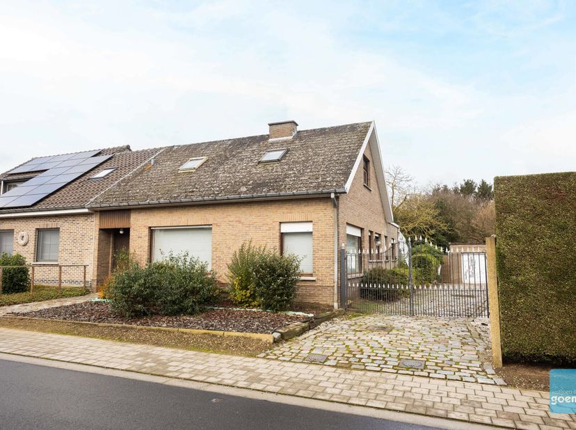TE KOOP in Schellebelle - deze half open bebouwing te Schellebelle. is gelegen in een rustige doodlopende straat. De woning is gelegen op een perceel