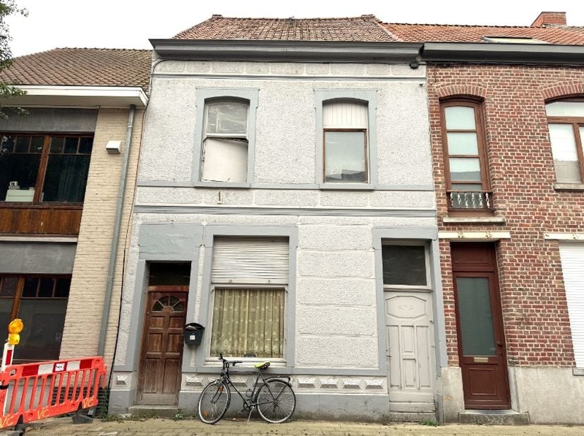 Grondig te renoveren ruime burger woning in centrum Harelbeke  bestaande uit : &lt;br /&gt;
Gelijkvloers : grote voorplaats/living met erachter een keuken,