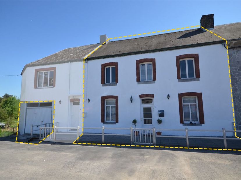 Située sur une charmante placette à caractère rural, à proximité immédiate du centre de Beaumont, cette maison trois façades bâtie sur un terrain de 1