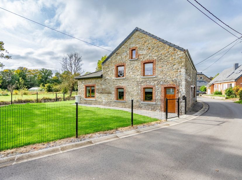 ERA B-LUX a le plaisir de vous présenter cette magnifique maison en pierre 4 façades située dans le charmant village de Hargimont, à seulement 10 minu