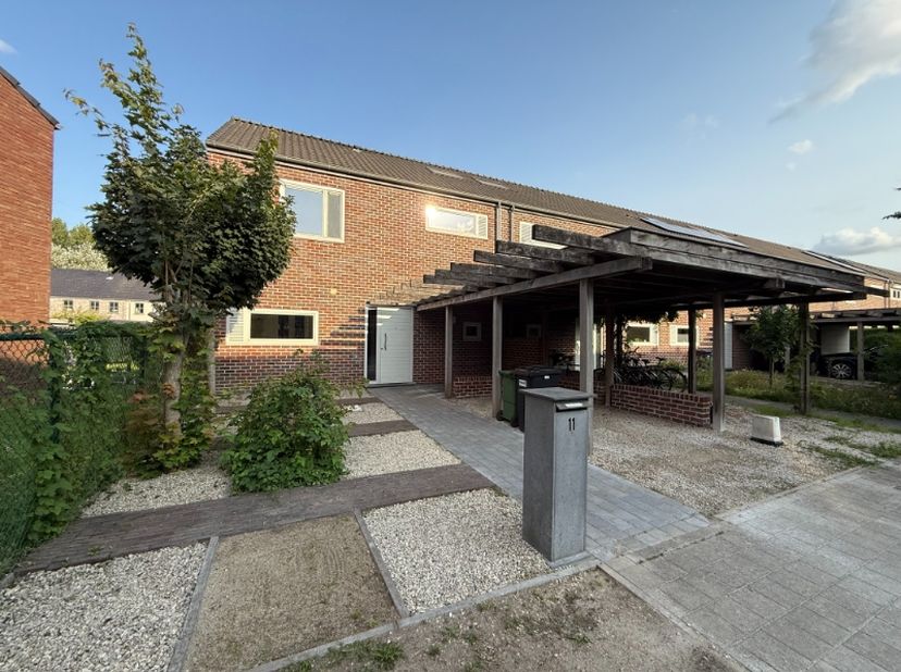 Deze instapklare woning is rustig gelegen in een aangename en rustige verkaveling, vlakbij het centrum en alle nodige voorzieningen.&lt;br /&gt;
&lt;br /&gt;
De w