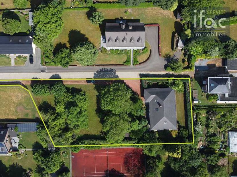 Superbe bungalow idéalement situé avec 3 chambres, garage et vaste grenier/atelier, avec un magnifique jardin sur un terrain de 25 ares 25 centiares,