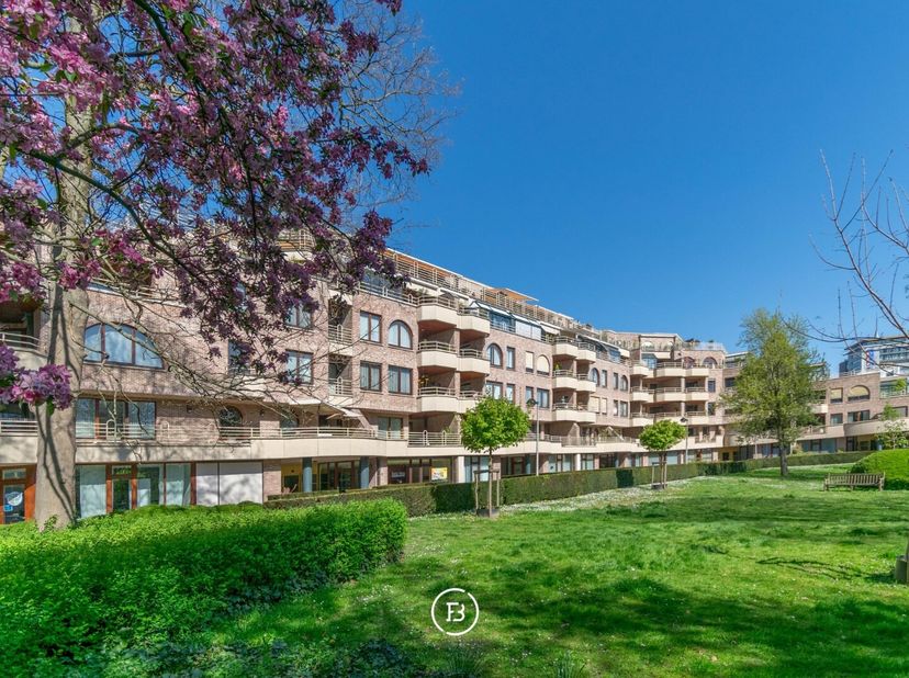 Au cur de Hasselt, dans le paisible et verdoyant parc Villers, se trouve cet appartement intemporel et prêt à emménager.&lt;br /&gt;
Le hall d&#039;entrée imposa
