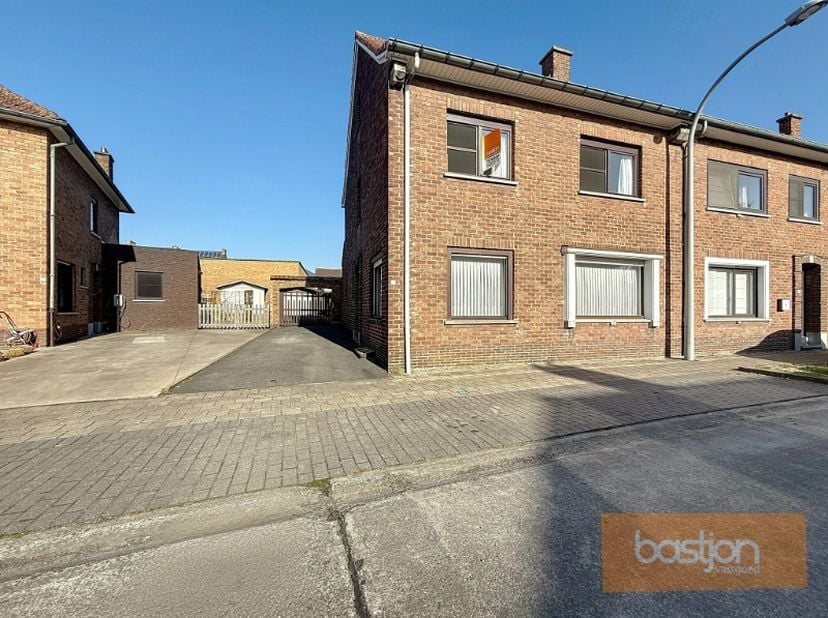 Ben jij op zoek naar een woning met veel potentieel en ben je niet bang om de handen uit de mouwen te steken? Dan is deze woning in Marke iets voor jo