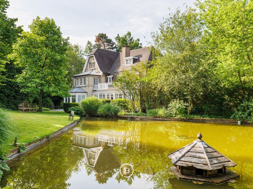 Cette maison de caractère des années 30 est idéalement située dans le quartier résidentiel prisé du Prince dOrange. Elle a été soigneusement rénovée i