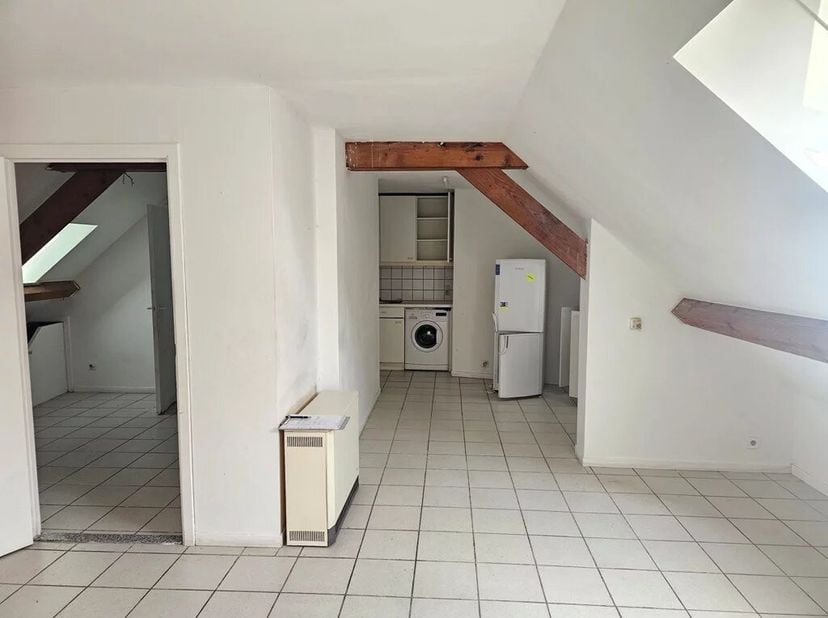 Wonen boven de stad, in alle rust én toch midden in het bruisende centrum? Deze studio ligt op de bovenste (5de) verdieping van een verzorgd gebouw in