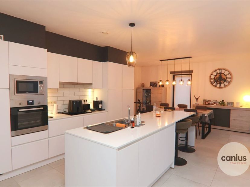 RECENTE WONING MET 3 SLKS NABIJ HET STADSCENTRUM&lt;br /&gt;
Nabij het stadscentrum van Sint-Truiden treffen wij deze recente halfopen bebouwing aan gelegen