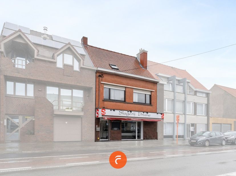 Commercieel gelegen eigendom met ingerichte slagerij met winkelruimte (voorzien van airco) met koeltoog en achtergelegen bereidingsruimte met koelcell