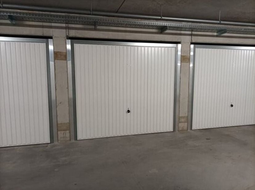 Vlot te bereiken garagebox gelegen in de residentie Laser (inrit naast Vissersstraat 20 te Bredene).&lt;br /&gt;
Stopcontact en lichtpunt aanwezig in de box