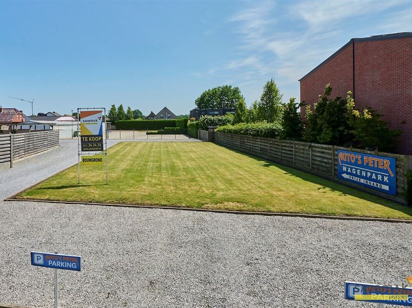 Bouwgrond voor open bebouwing met een straatbreedte van 13.96meter en perceeldiepte van 38,32meter.&lt;br /&gt;
Gelegen op 900 meter van het station van Lom