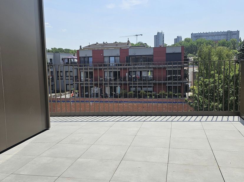 Sis face au parc du Scheutenbos, appartement dans un projet neuf à basse consommation énergétique (PEB = B). Première occupation. L&#039;appartement est co