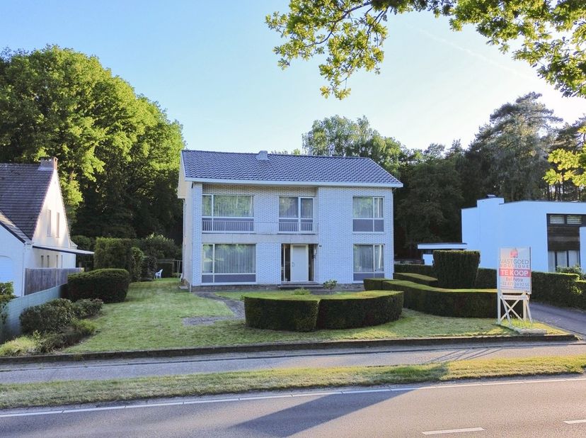 Ben je op zoek naar een woning met veel ruimte, een prachtige groene tuin en eindeloze mogelijkheden? Dan is deze charmante woning in de Hoogstraat 87