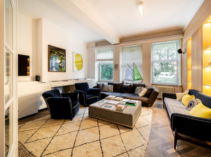 Met uitzicht op de tijdloze elegantie van de Abdij Ter Kameren, op de begane grond van een karaktervol gebouw, ligt een elegant appartement van ongeve