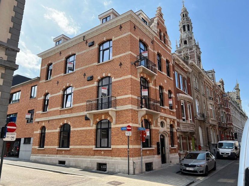 Situé au cur de Louvain, l&#039;hôtel se trouve dans un bâtiment de caractère.&lt;br /&gt;
Toutes les chambres disposent d&#039;une salle de bains privée avec toilett