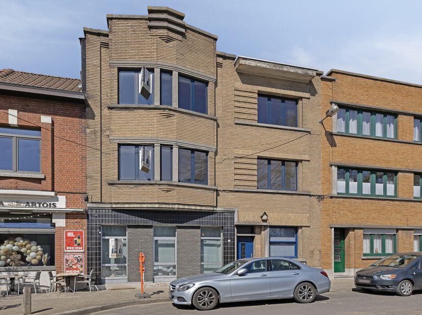 Twee ruime appartementen met elk 2 slaapkamers&lt;br /&gt;
Gelijkvloerse verdieping geschikt voor commerciële invulling&lt;br /&gt;
Renovatieproject met veel pote