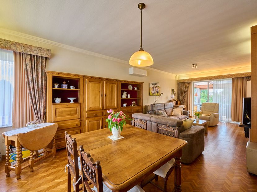 Deze rustig gelegen gezinswoning met 3 slaapkamers bevindt zich op een perceel van 8are 78ca en heeft een straatbreedte van 25 meter wat zorgt voor ee