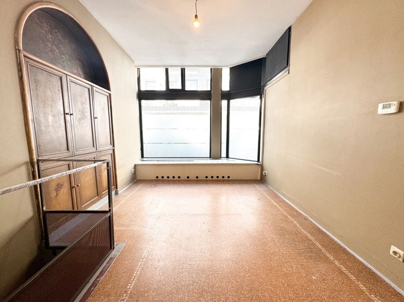 Idéalement situé au cur dIxelles, à proximité de toutes les commodités, ce local commercial de 60 m² offre une excellente visibilité.&lt;br /&gt;
Ce rez-de-