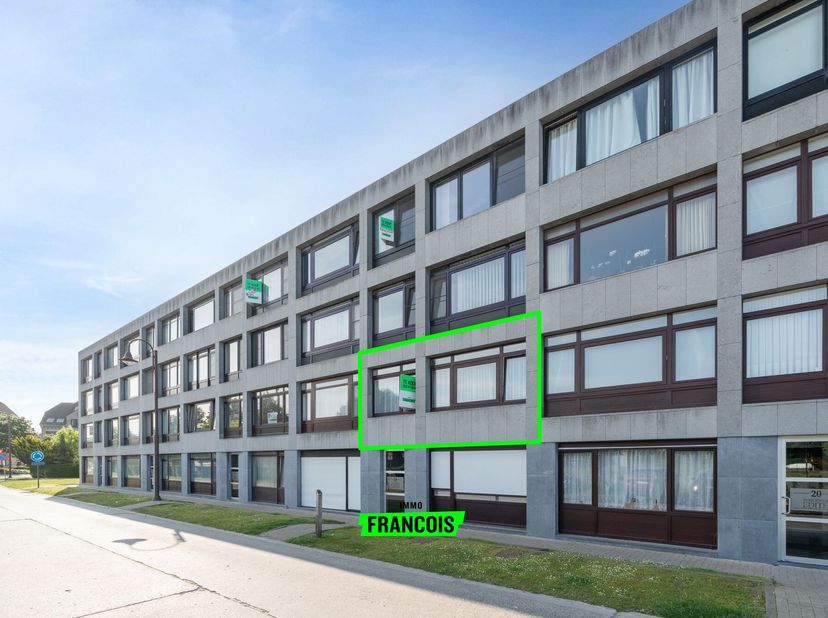 Cet appartement cosy de deux chambres est situé à un jet de pierre du centre de De Haan et est prêt à emménager. Il dispose d&#039;un hall d&#039;entrée spacieu