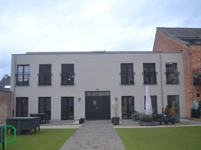 Recent appartement gelegen in het centrum van Pulle bestaande uit leefruimte met ingebouwde sfeerhaard, ingerichte keuken, 1 slaapkamer, berging/dress