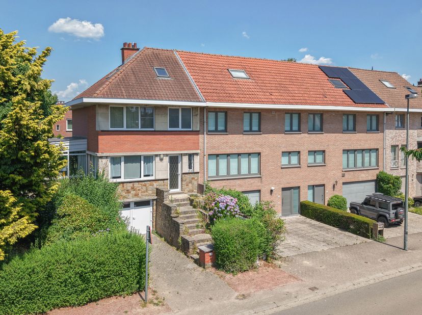 Maxime Real Estate vous invite à découvrir cette charmante maison 3 façades avec une bonne performance énergétique.&lt;br /&gt;
Idéalement située dans un en