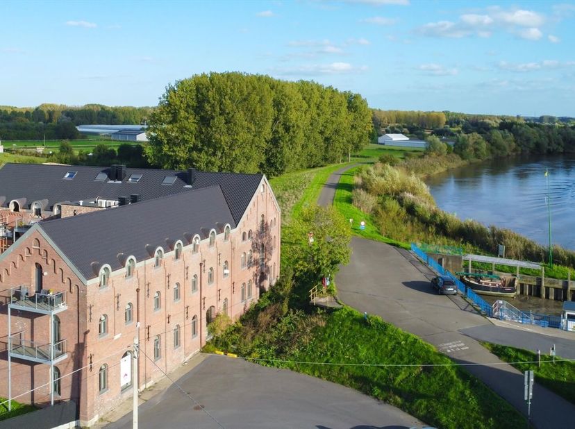 Aan de oevers van de Schelde werd een historisch bedrijfsgebouw met de grootste zorg in zijn oude glorie hersteld en omgebouwd tot 20 unieke apparteme