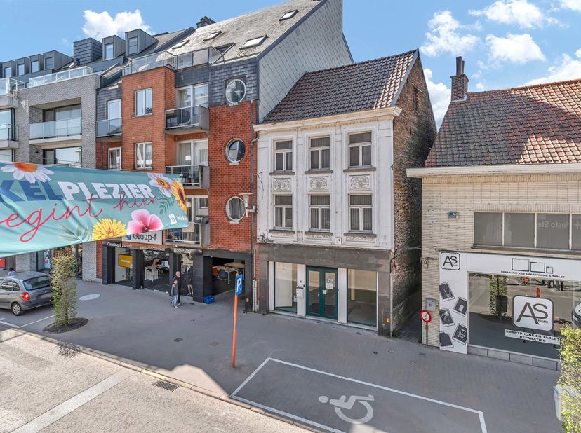 Deze te renoveren handelsruimte, gelegen op een perceel van 350m², geniet van een uitstekende commerciële ligging in het centrum van Deinze.&lt;br /&gt;
Op