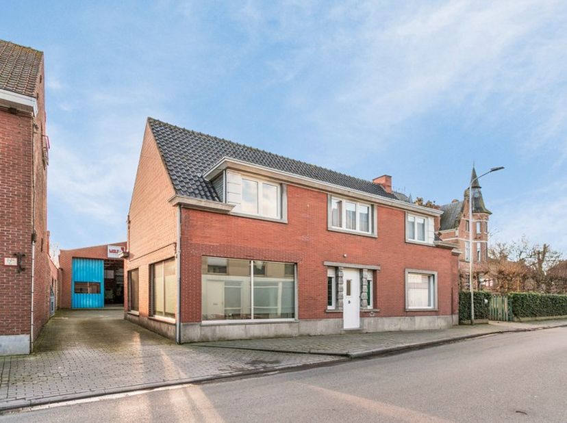 VRAAGPRIJS 379.000,00 EURO!&lt;br /&gt;
&lt;br /&gt;
Op zoek naar een ruime gezinswoning met magazijn/loods? Dan is deze eigendom helemaal wat u zoekt!&lt;br /&gt;
&lt;br