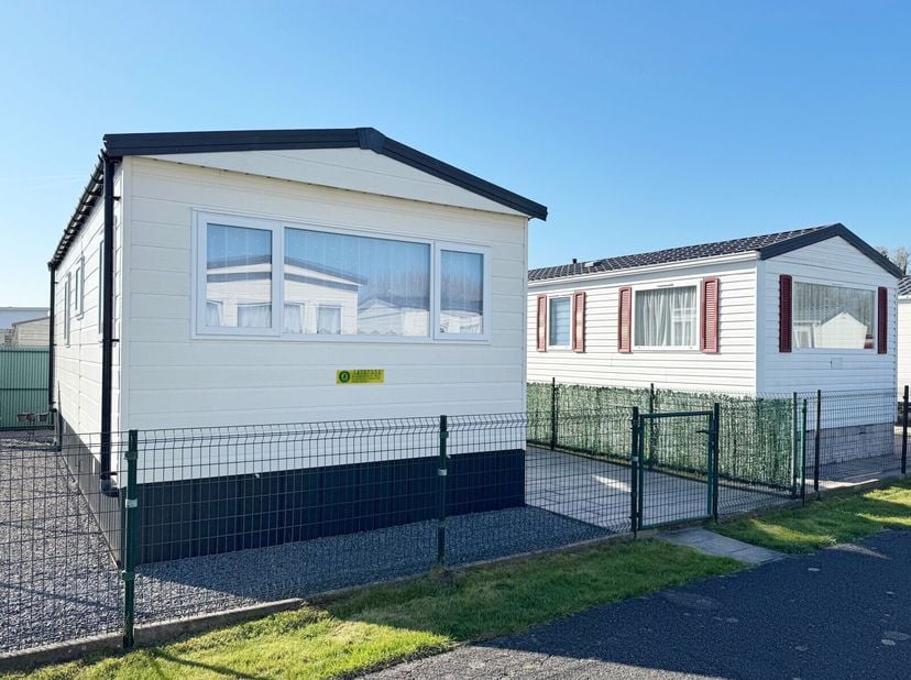 Mooie verzorgde stacaravan met grond (inclusief!) in het prachtige vakantiedomein Dunepark op 800m van de zee. Domein met openlucht zwembad, sportveld