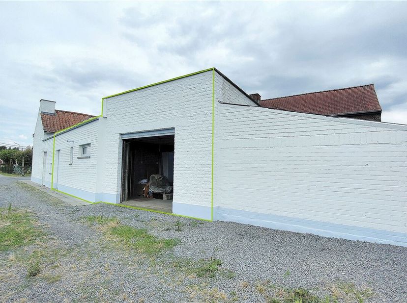 Située à Pecq, HENRO-IMMO vous propose cette charmante maison mitoyenne avec garage, ainsi que la possibilité d&#039;obtenir un jardin.&lt;br /&gt;
Cette grande